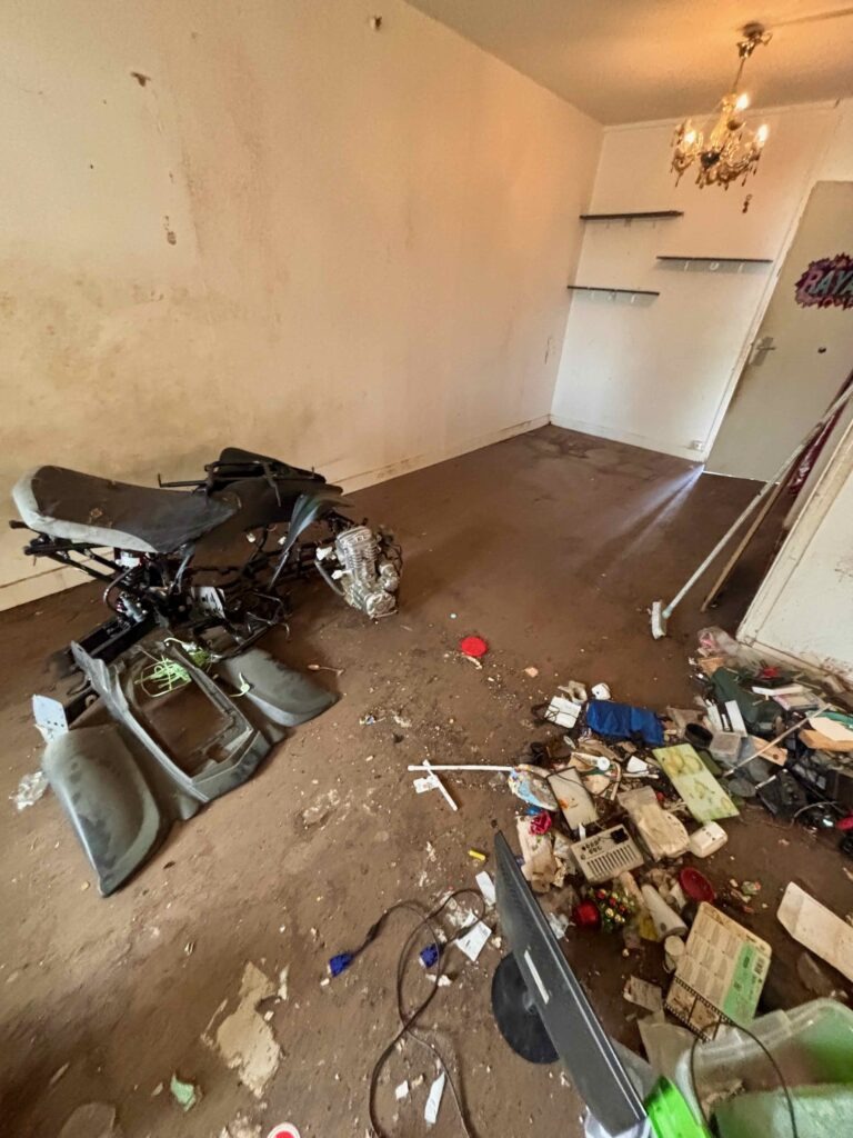 Pièce encombrée avant le débarras réalisé par Sansolia
