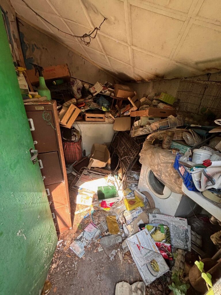 Pièce remplie avant le vidage du logement par l'équipe Sansolia