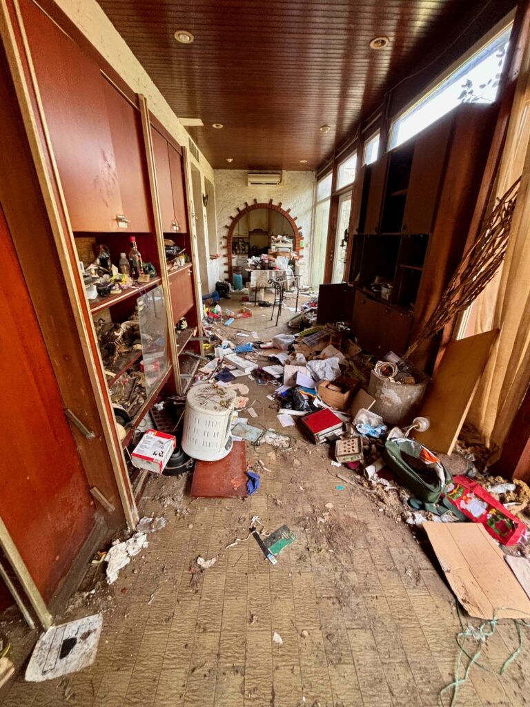 Meubles et affaires laissés dans un logement avant débarras Sansolia