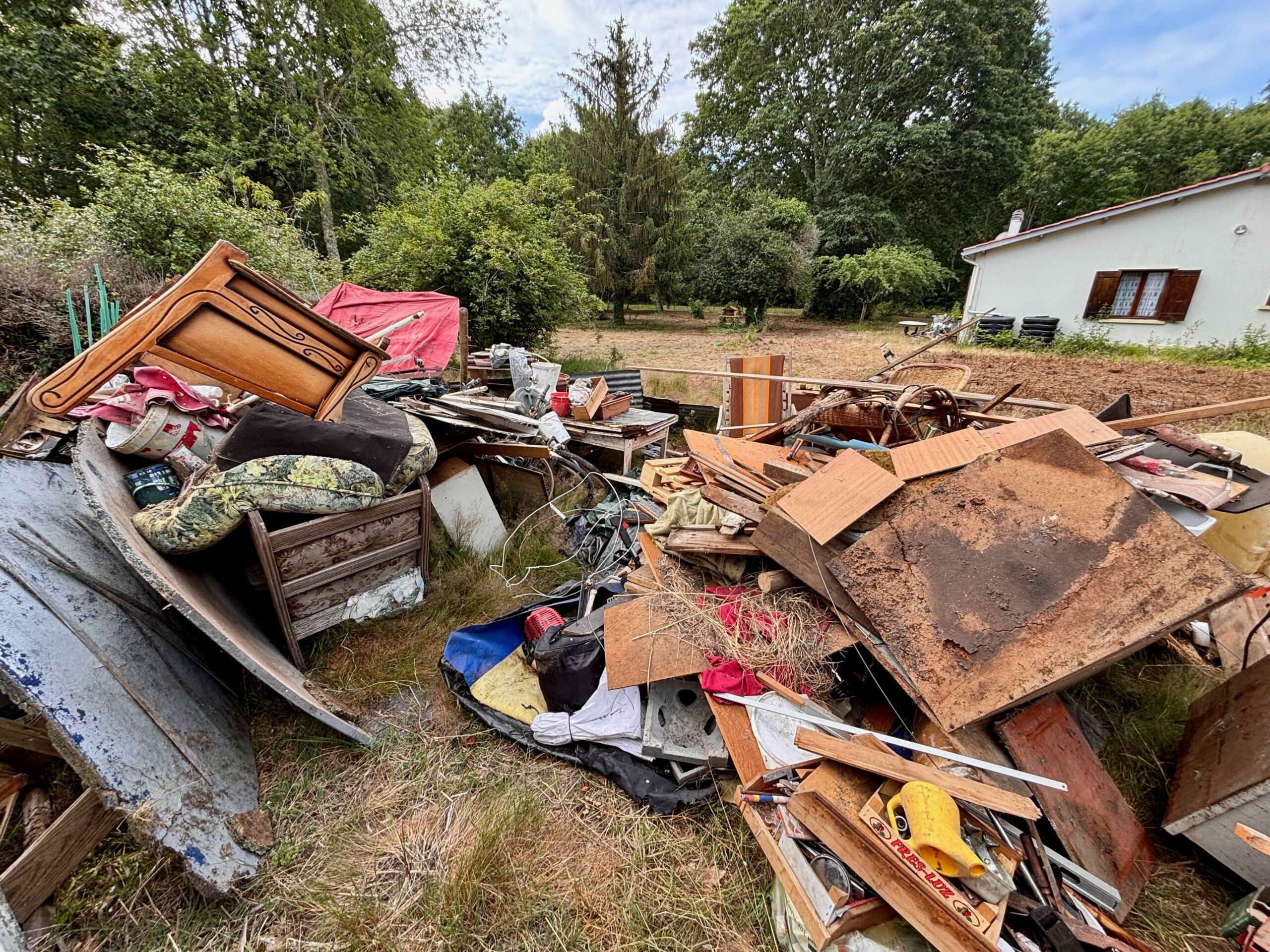 Objets et meubles accumulés avant une mission de débarras Sansolia en Gironde