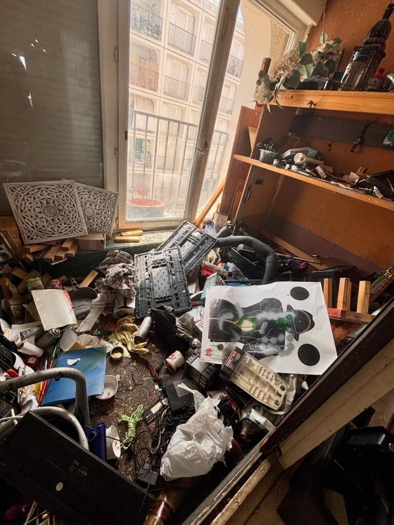 Meubles et objets accumulés avant le tri sur place par l'équipe Sansolia
