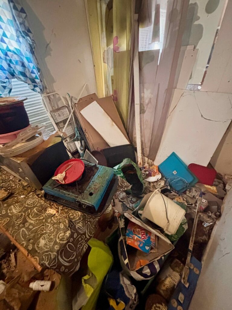 Affaires accumulées au fil des années avant le tri sur place Sansolia