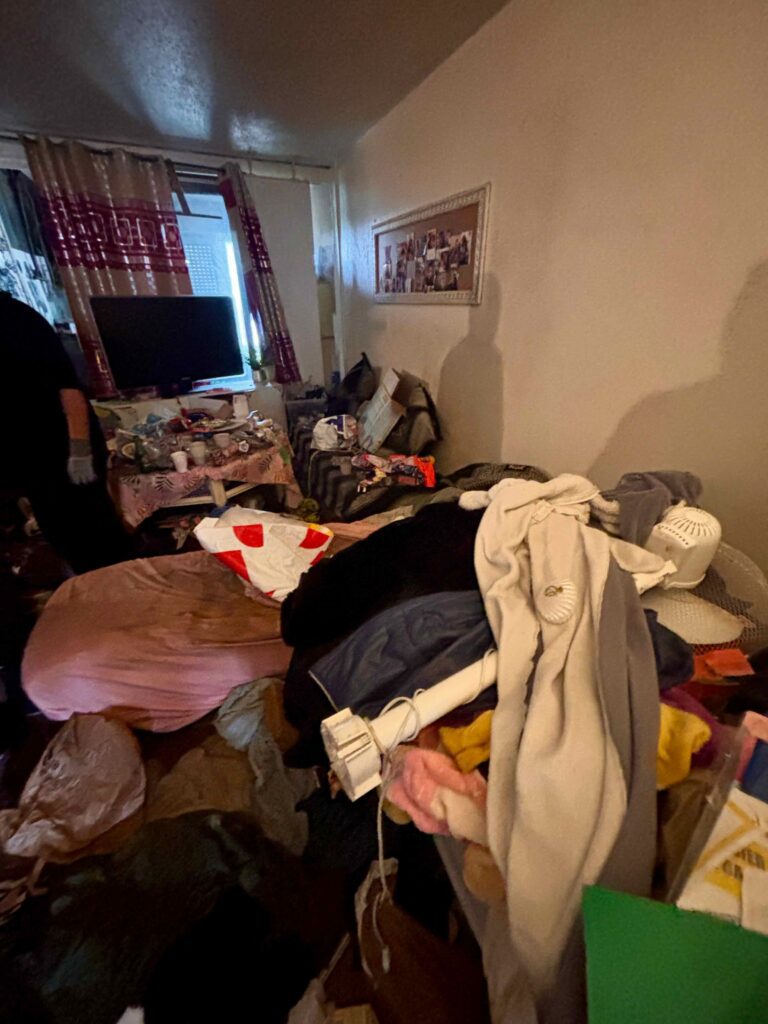 Pièce encombrée avant le vidage complet de la maison par Sansolia
